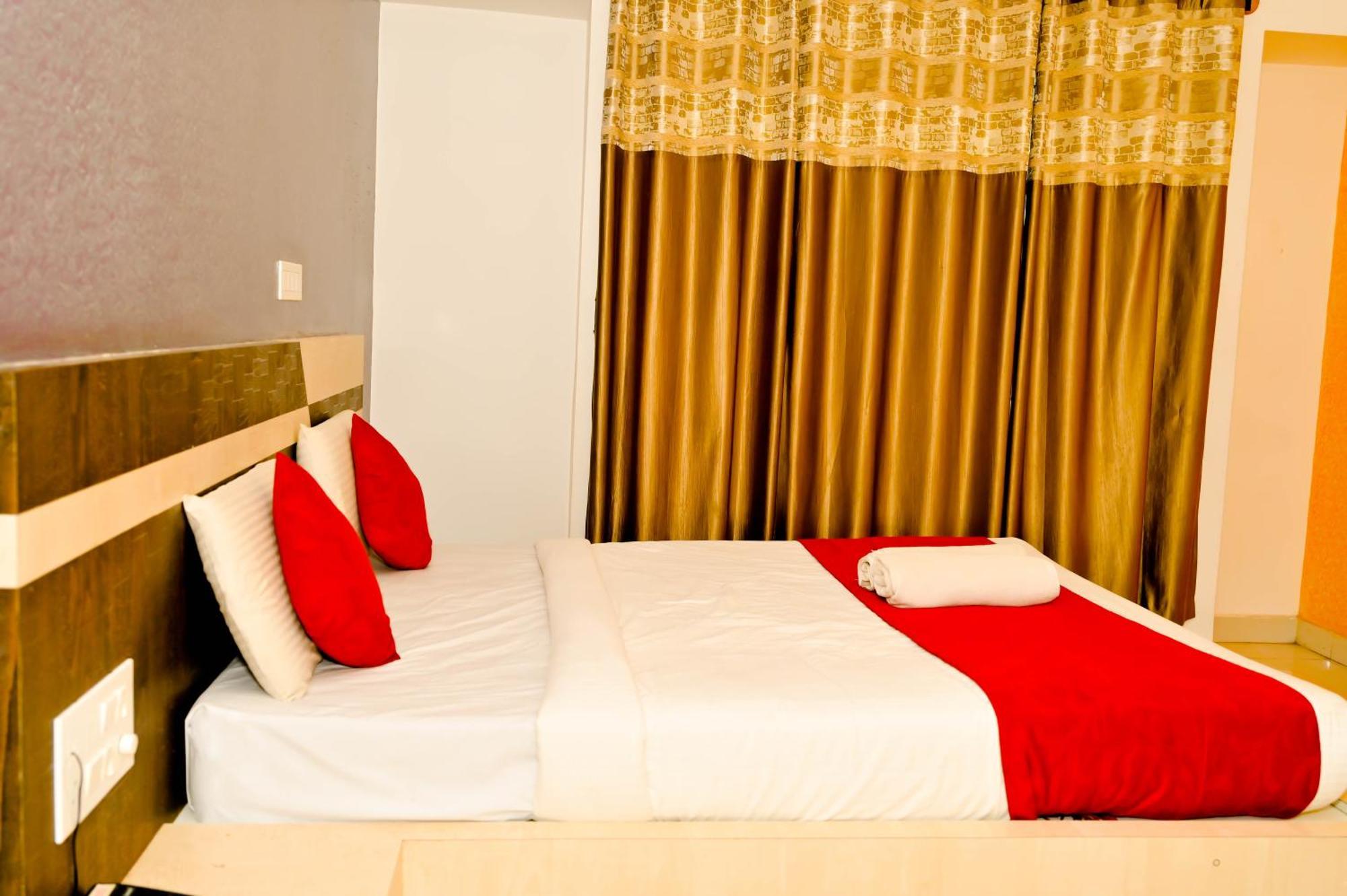 Townhouse Mk Hotel Chikmagalur Bagian luar foto