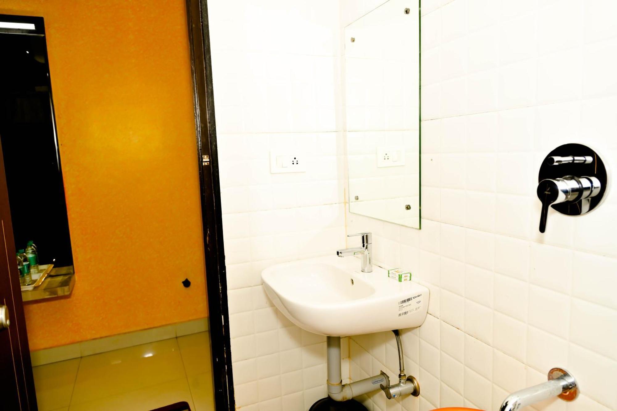 Townhouse Mk Hotel Chikmagalur Bagian luar foto