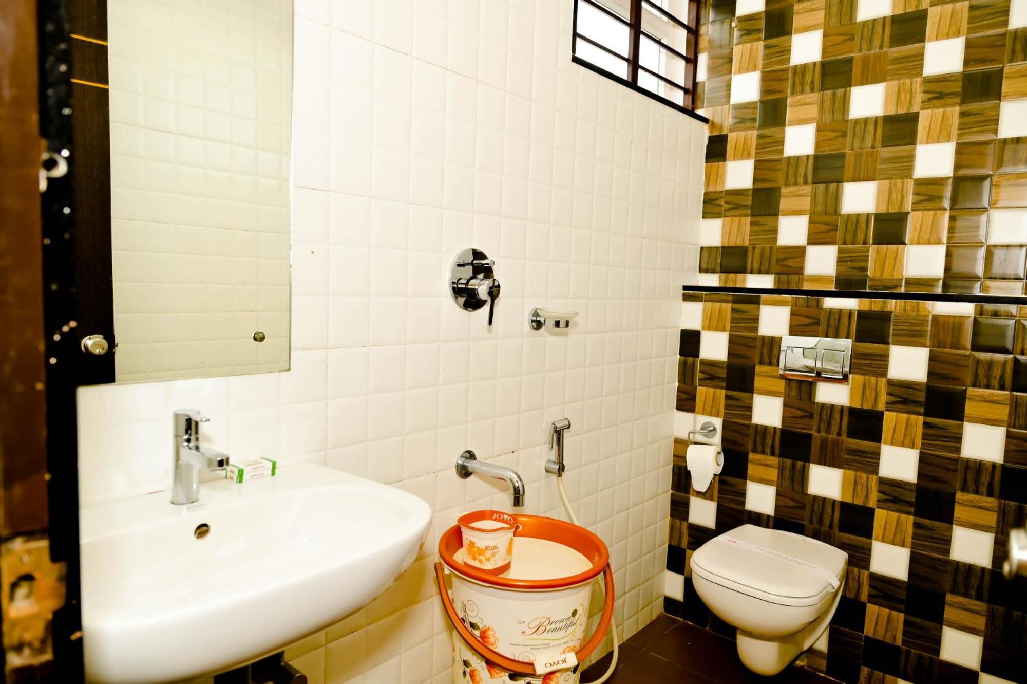 Townhouse Mk Hotel Chikmagalur Bagian luar foto