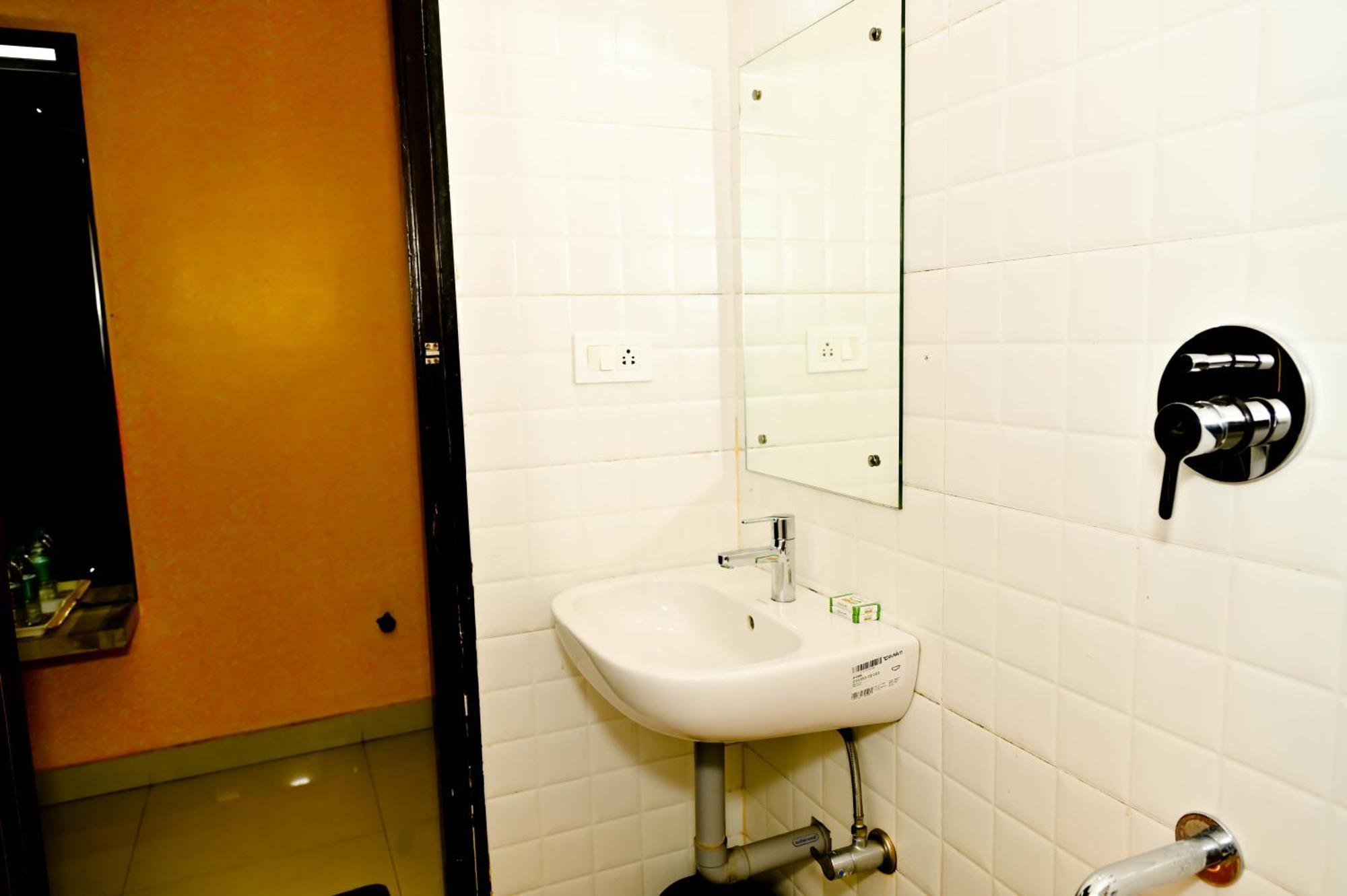 Townhouse Mk Hotel Chikmagalur Bagian luar foto