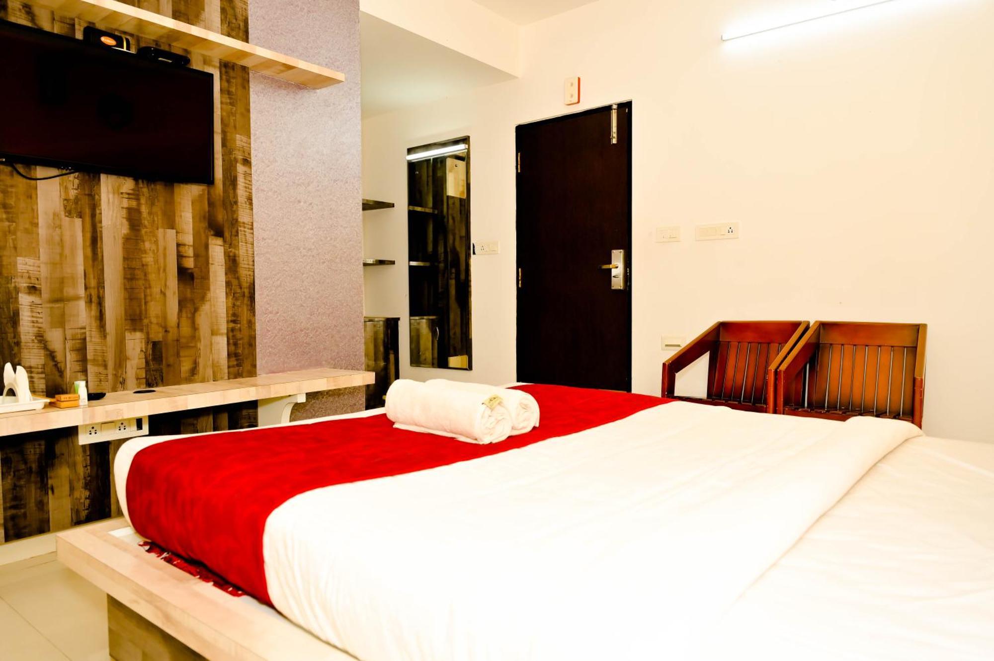 Townhouse Mk Hotel Chikmagalur Bagian luar foto