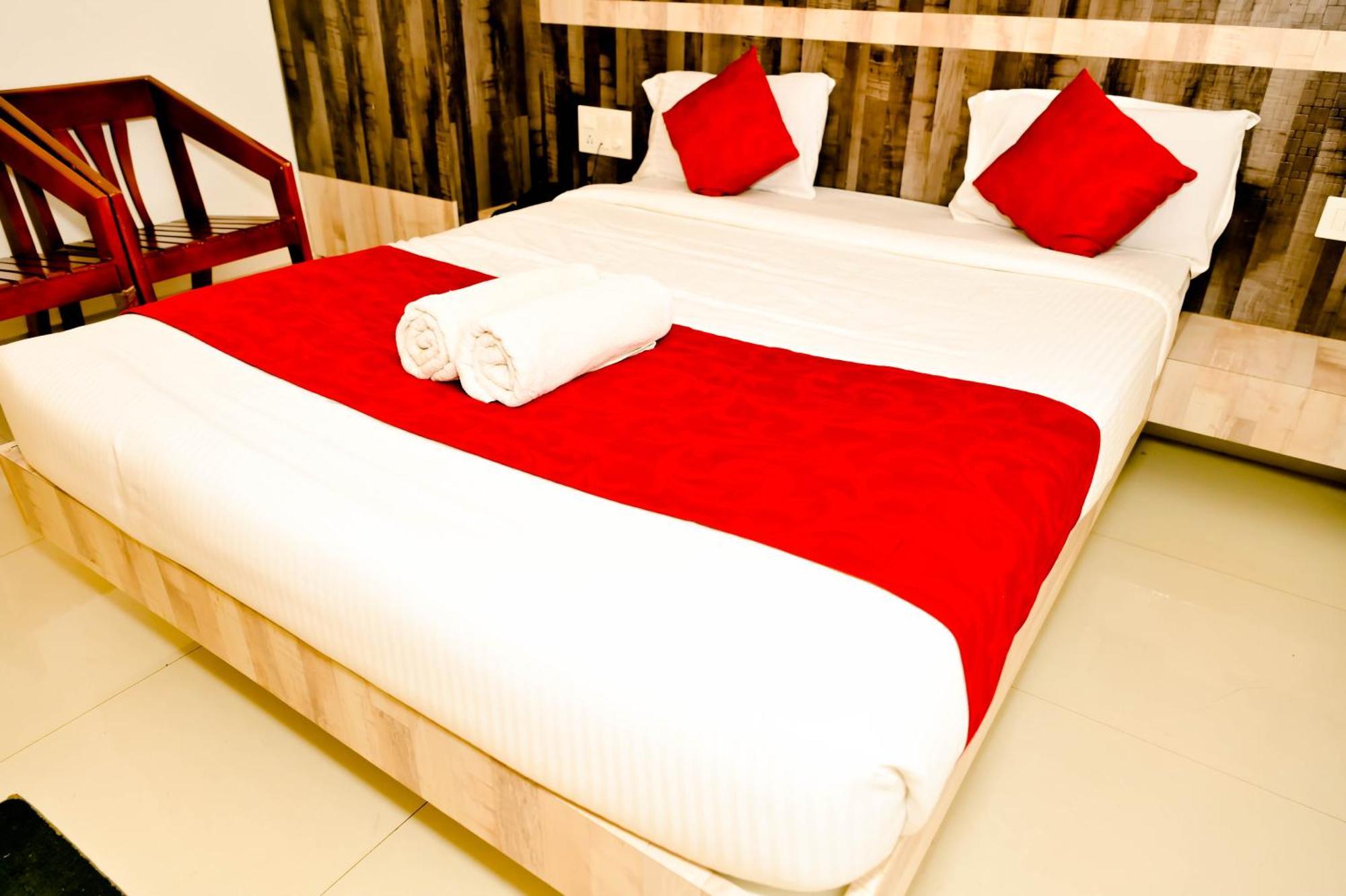 Townhouse Mk Hotel Chikmagalur Bagian luar foto