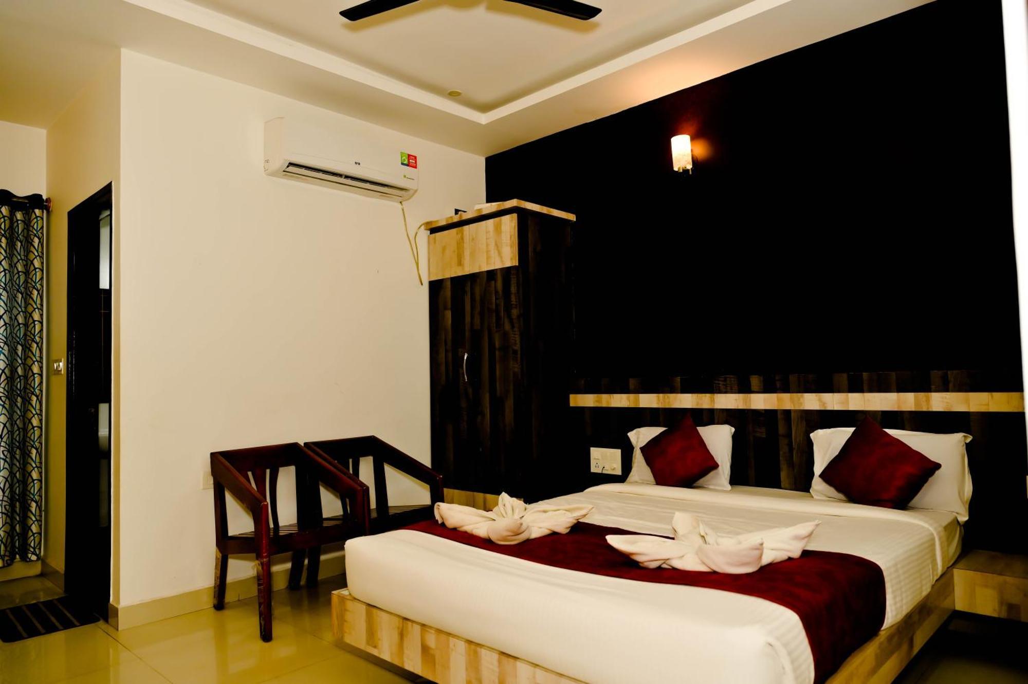Townhouse Mk Hotel Chikmagalur Bagian luar foto